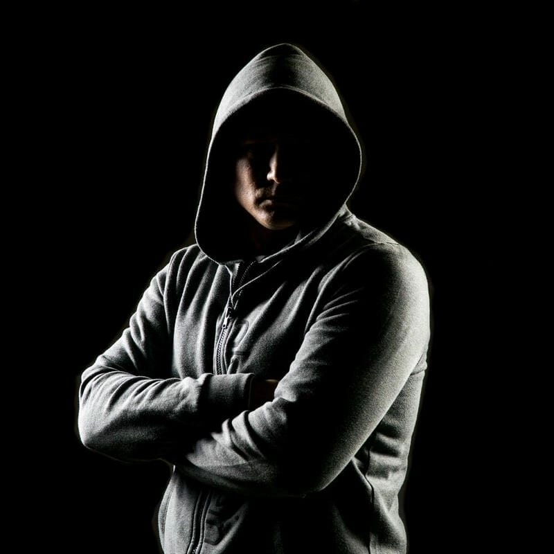 Ảnh trai đẹp mặc áo hoodie đơn giản