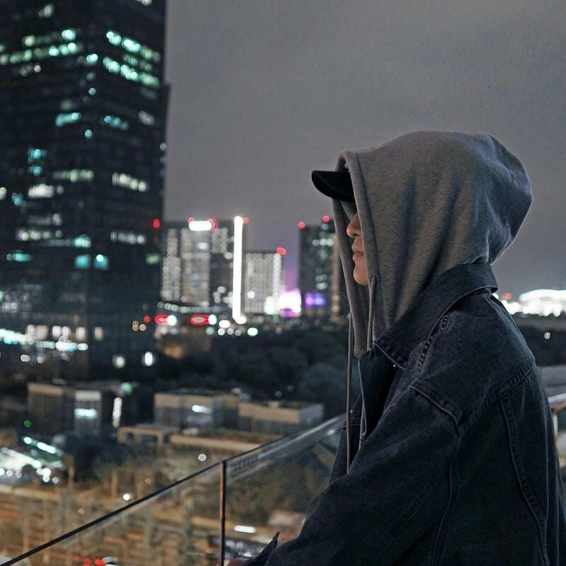 Ảnh trai đẹp mặc áo hoodie che mặt