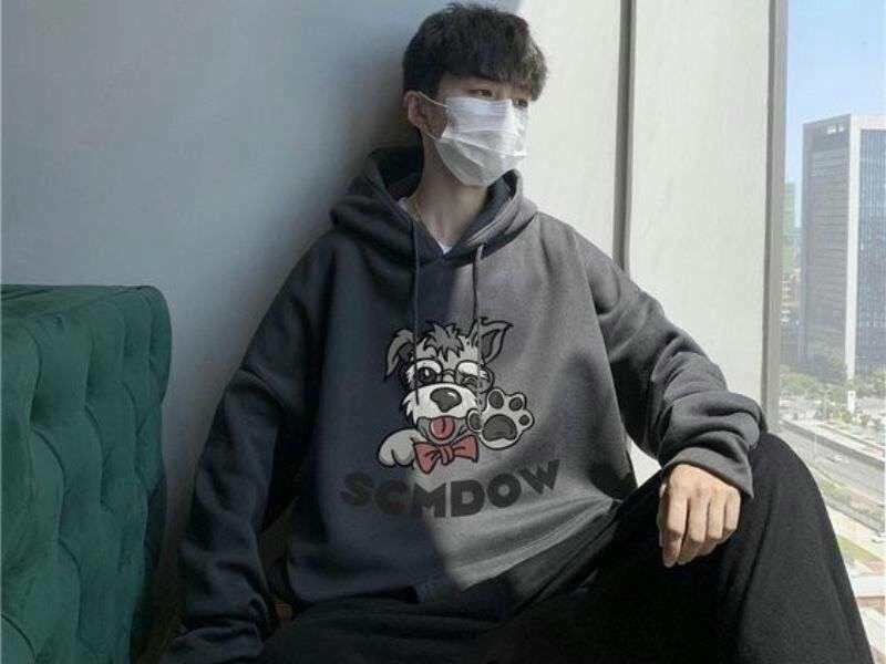Ảnh trai đẹp mặc áo hoodie trắng, phong cách năng động