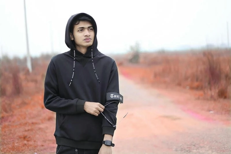 Ảnh trai đẹp mặc áo hoodie cá tính, phong cách thời thượng