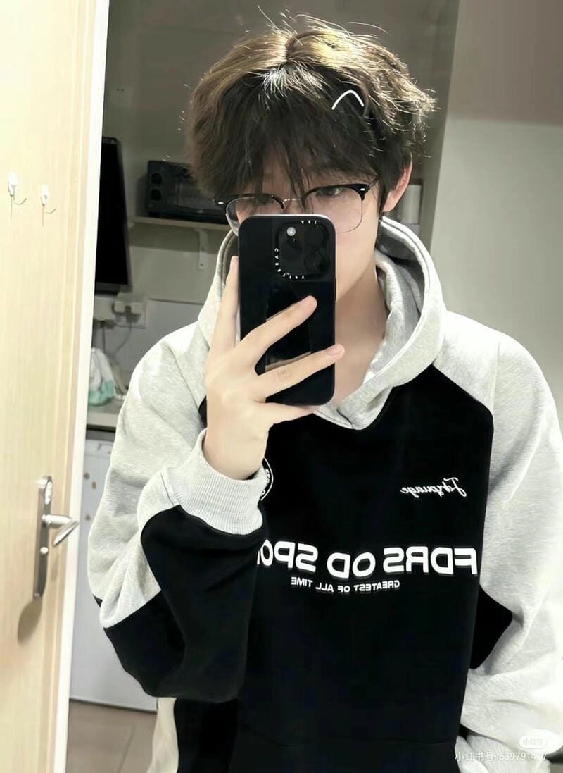 Ảnh trai đẹp mặc áo hoodie che mặt