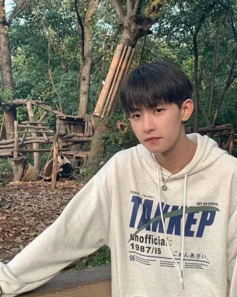 Ảnh trai đẹp mặc áo hoodie phong cách