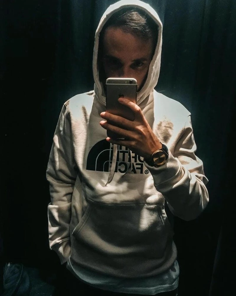 Ảnh trai đẹp mặc đồ học sinh thần thái