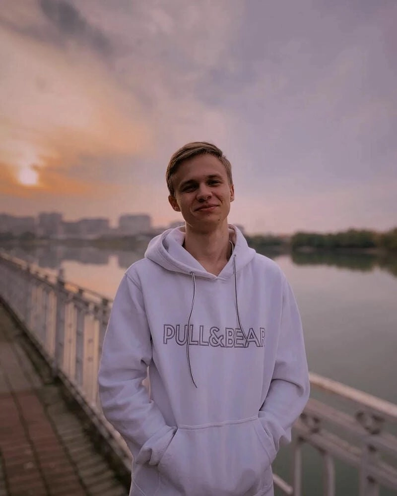 Ảnh trai đẹp mặc áo hoodie black