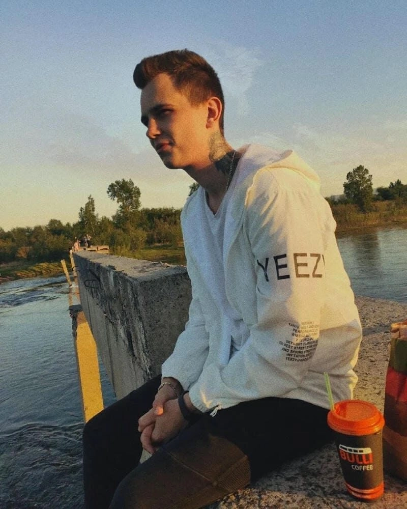 Chụp ảnh với áo hoodie che mặt