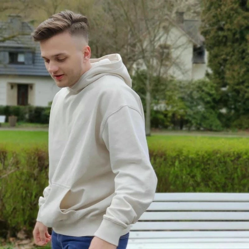 Cách tạo dáng chụp ảnh với áo hoodie