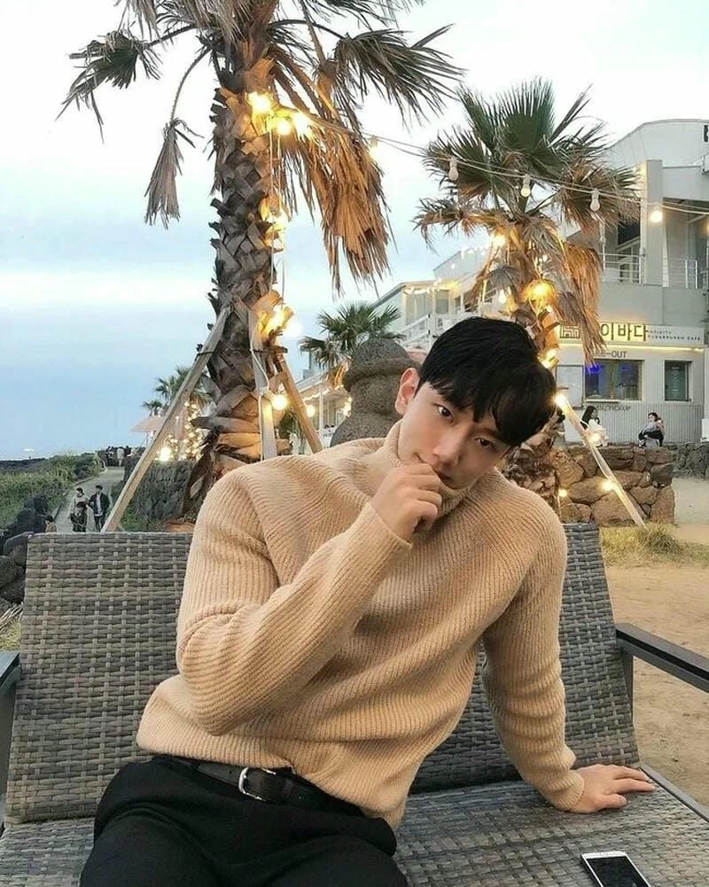 Ảnh trai ngồi ghế, vẻ mặt thư giãn và tinh tế