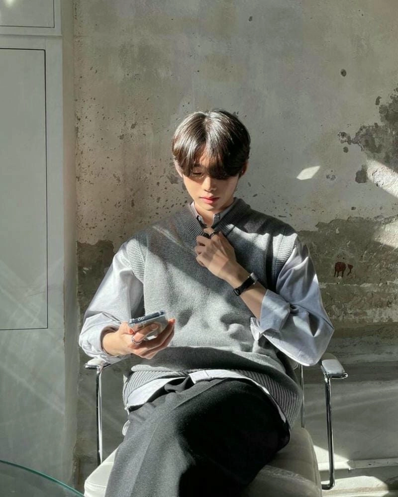 Ảnh trai đẹp ngồi trên xe máy tạo dáng tự do