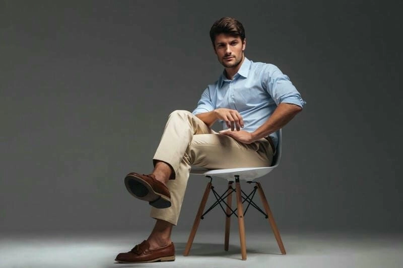 Ảnh trai đẹp ngồi phong cách năng động