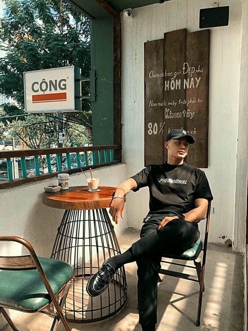 Ảnh trai đẹp ngồi thần thái tự tin