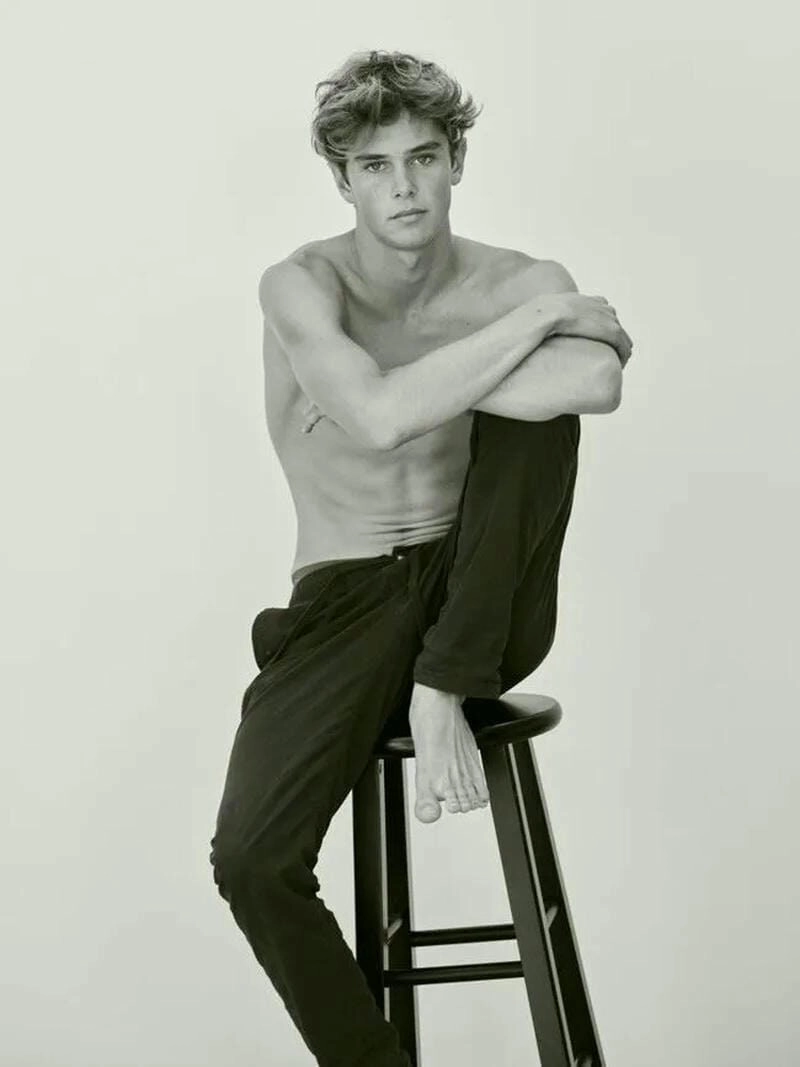 Ảnh trai đẹp ngồi ghế tạo dáng thu hút