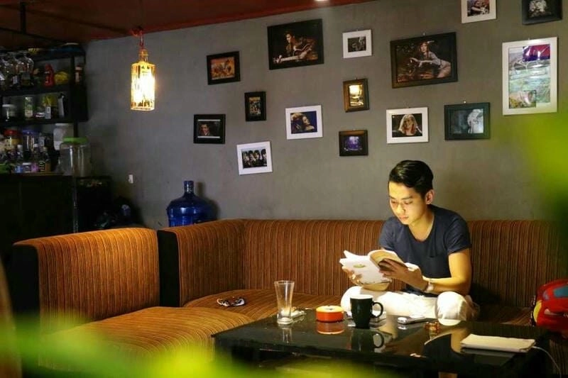 Ảnh trai ngồi ghế với thần thái tự do