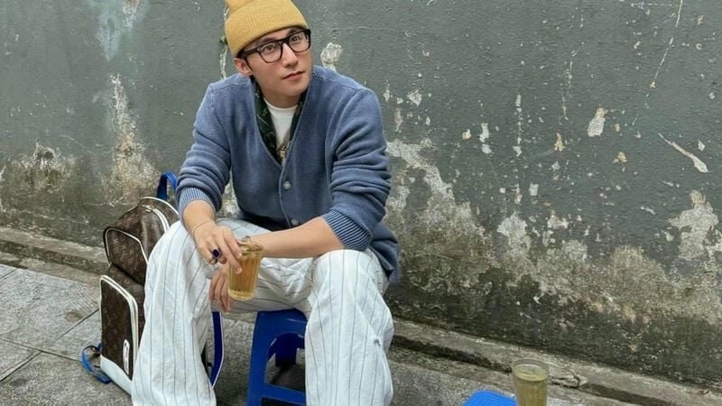 Ảnh trai đẹp ngồi ô tô nét mặt điềm tĩnh