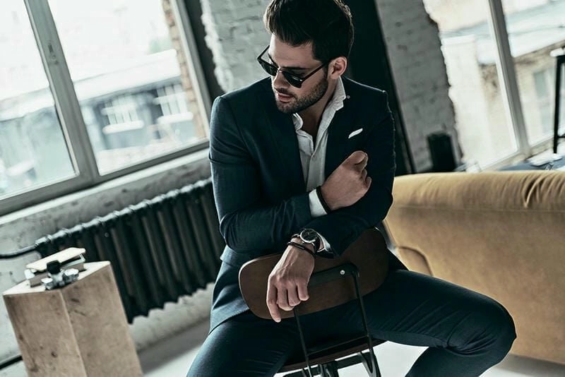 Ảnh trai đẹp ngồi thần thái