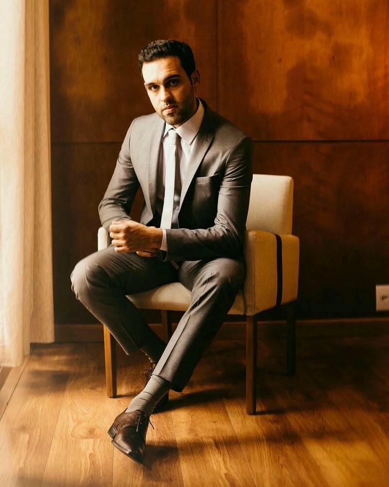 Ảnh trai đẹp ngồi ghế tạo dáng