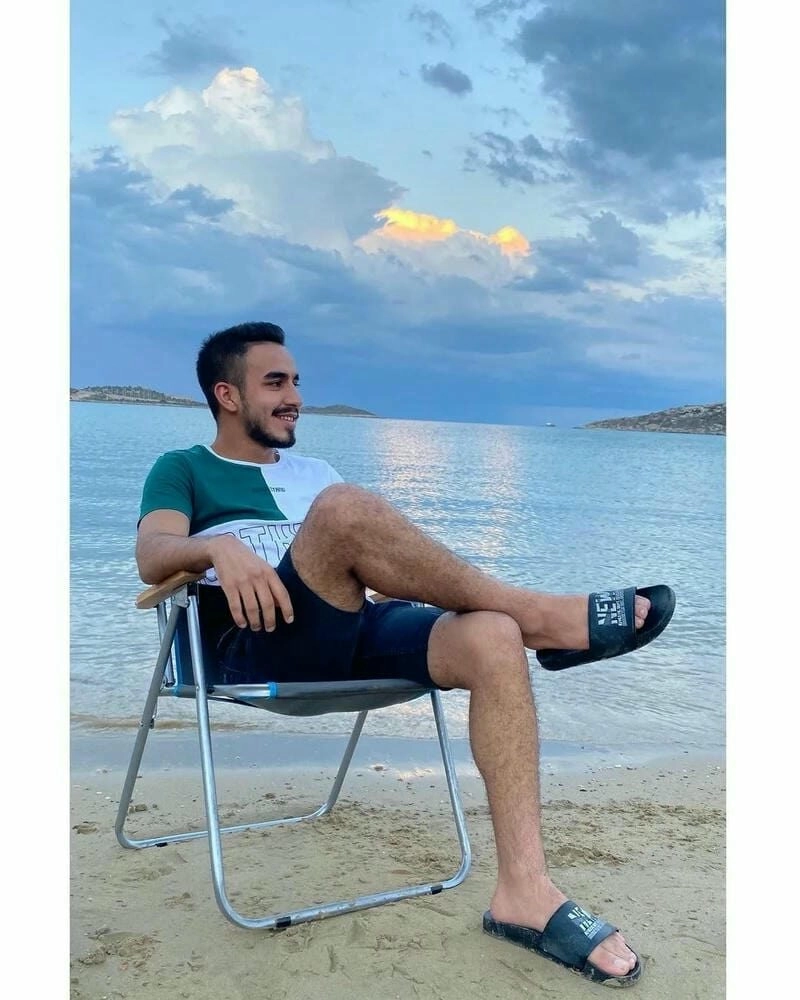 Ảnh trai ngồi ghế, nét mặt điềm tĩnh