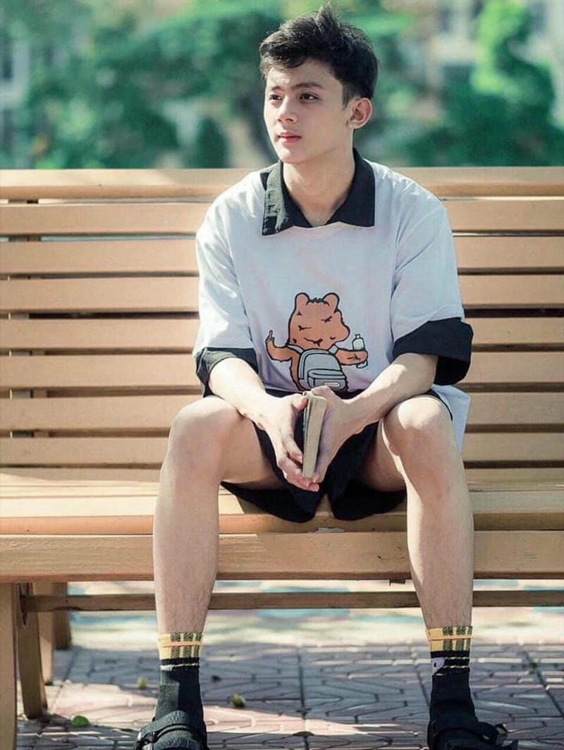 Ảnh trai đẹp ngồi trên xe máy với phong cách đường phố