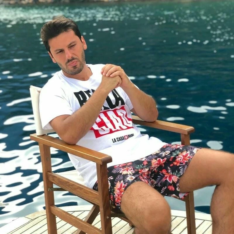 Ảnh trai đẹp ngồi ô tô tạo dáng sang trọng