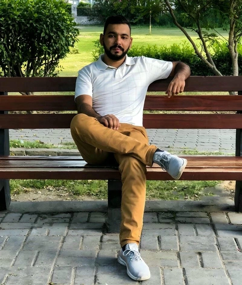 Ảnh trai đẹp ngồi ghế che mặt