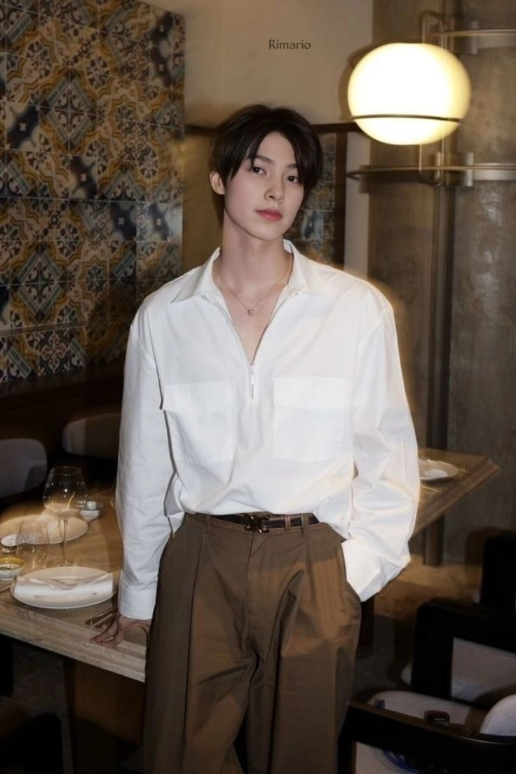 ảnh trai mặc áo sơ mi trắng