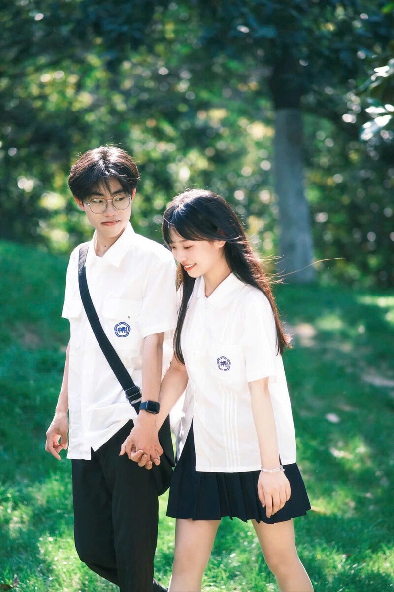 Hình ảnh nắm tay cùng đi trong khuôn viên trường lãng mạn