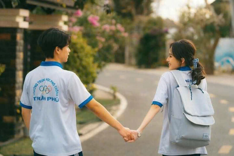 Hình ảnh nắm tay cùng đi đến trường lãng mạn