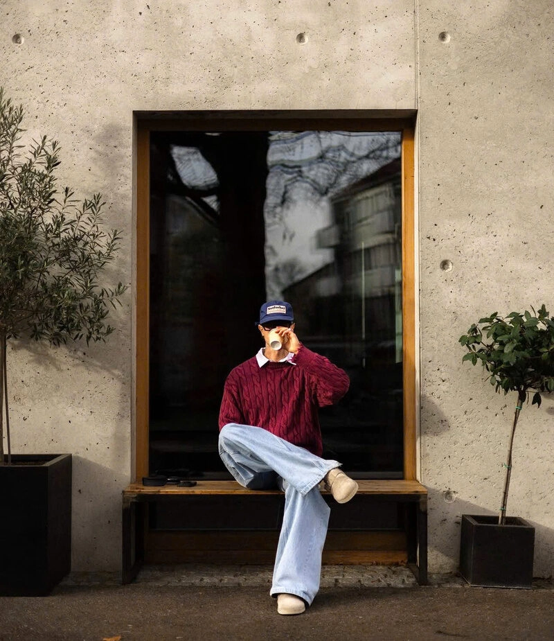 Hình ảnh chàng trai ngồi nhâm ni ly Café tạo dáng độc đáo