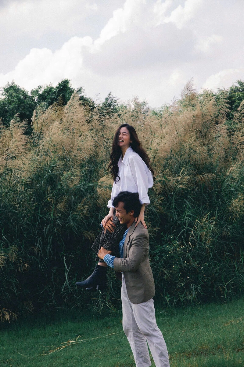 Hình ảnh chụp ảnh cặp đôi siêu đẹp tại bãi cỏ lau