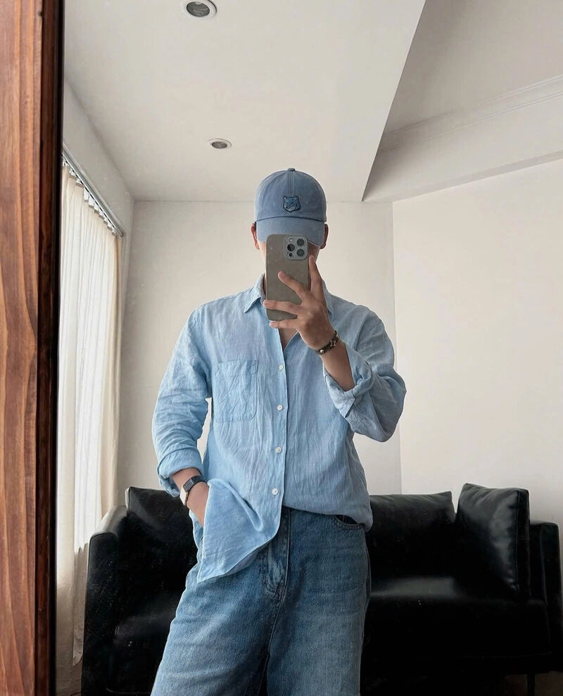 Hình ảnh nam chụp ảnh trước gương che mặt đầy bí ẩn