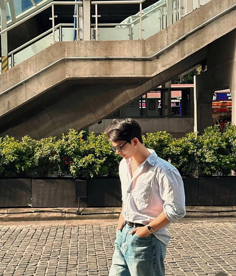 Hình ảnh nam cúi đầu đi trên phố