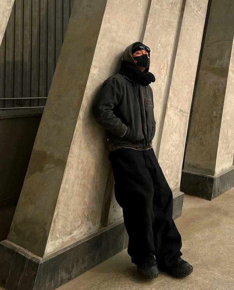 Hình ảnh nam bịt khẩu trang che mặt tạo dáng cực ngầu