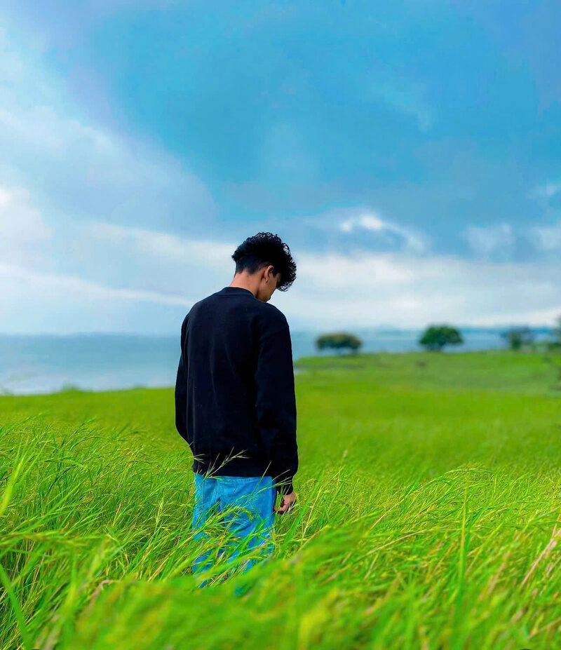 Hình ảnh nam chụp ảnh ở bãi cỏ lau xanh