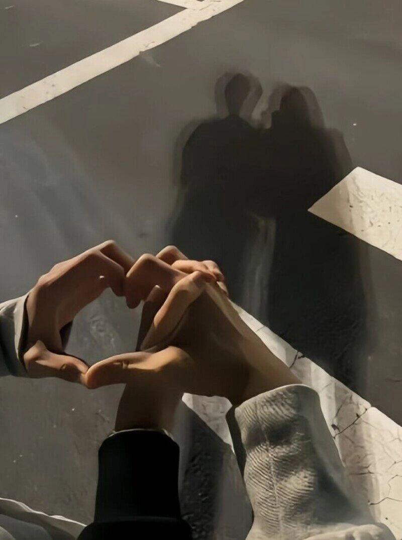 hình ảnh nắm tay giấu mặt