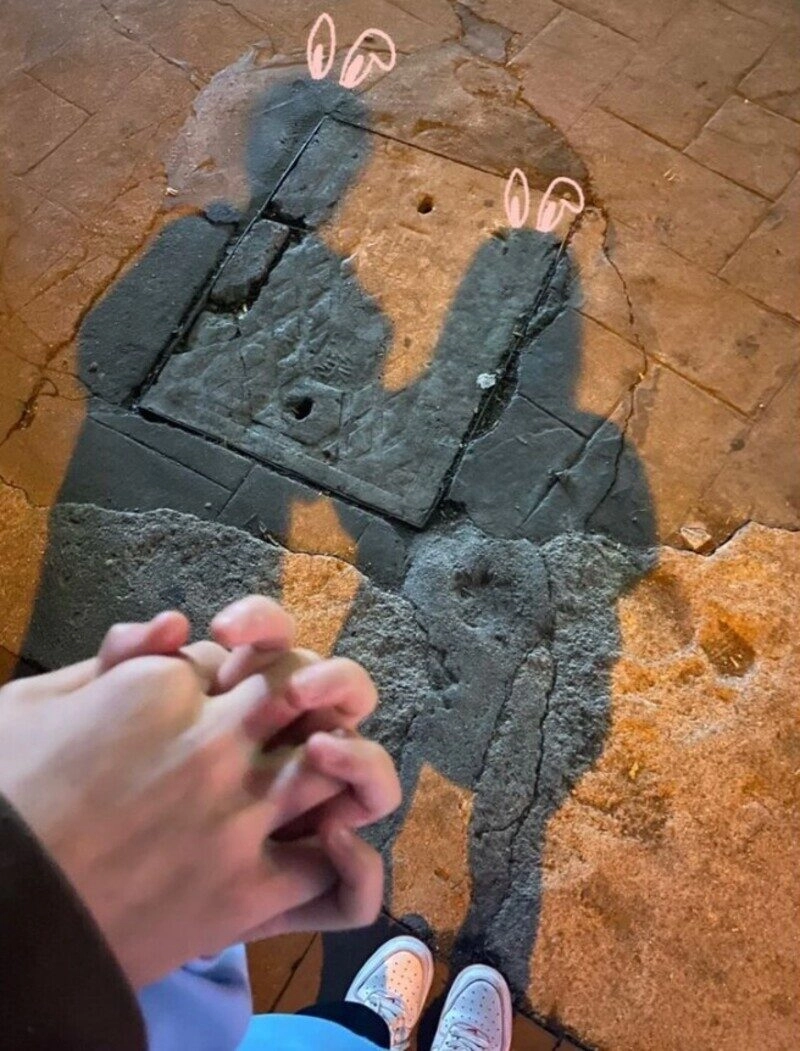 hình ảnh nắm tay giấu mặt