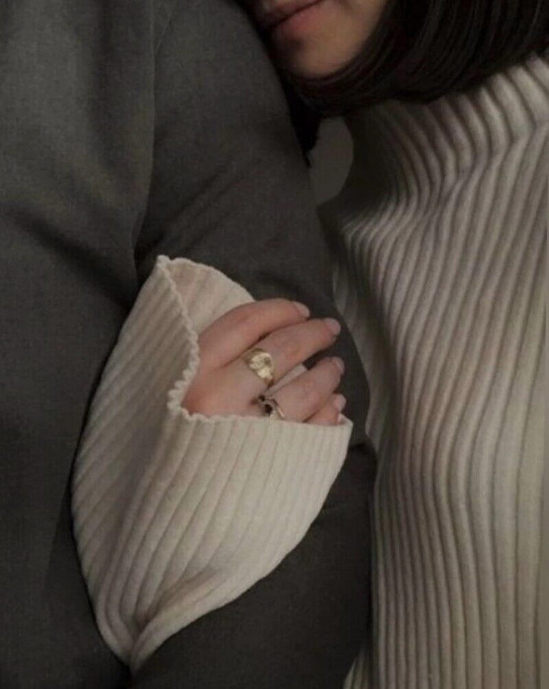 hình ảnh nắm tay giấu mặt