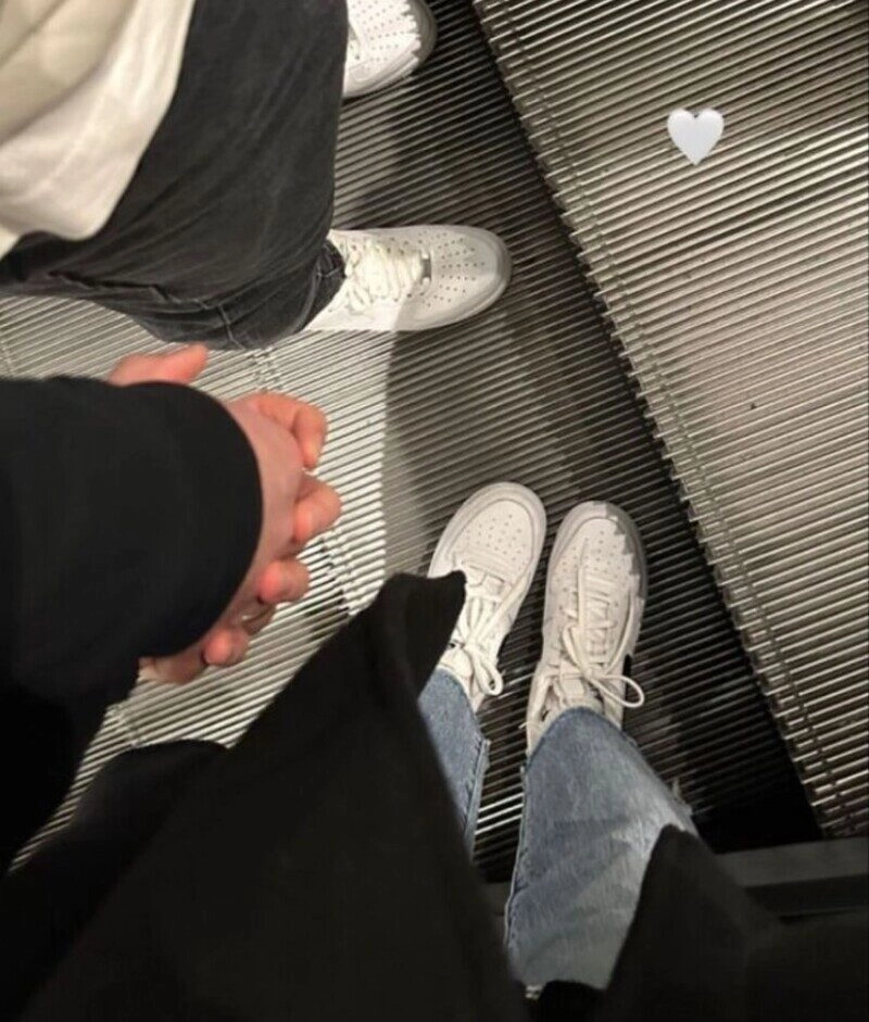 hình ảnh nắm tay giấu mặt