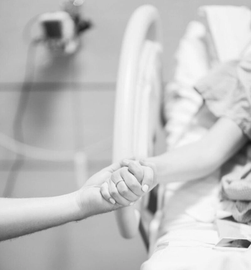 ảnh nắm tay trên giường bệnh