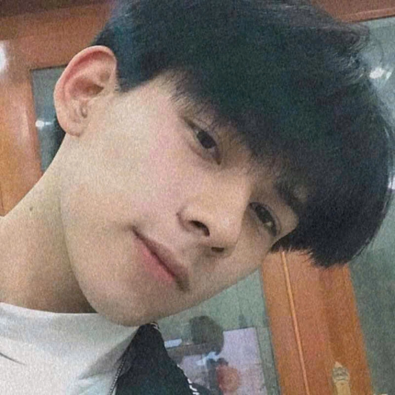 Hình ảnh nam sinh lớp 8 chụp ảnh