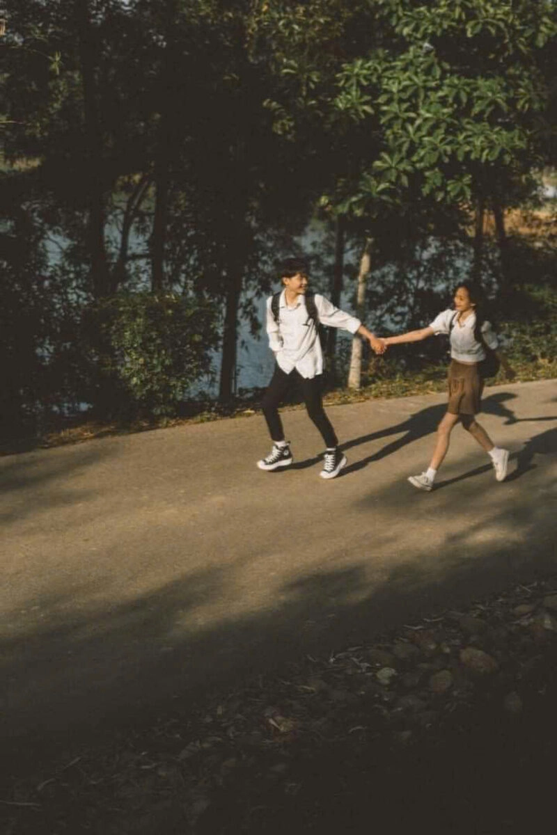 Hình ảnh nắm tay cùng nhau chạy trên sân trường