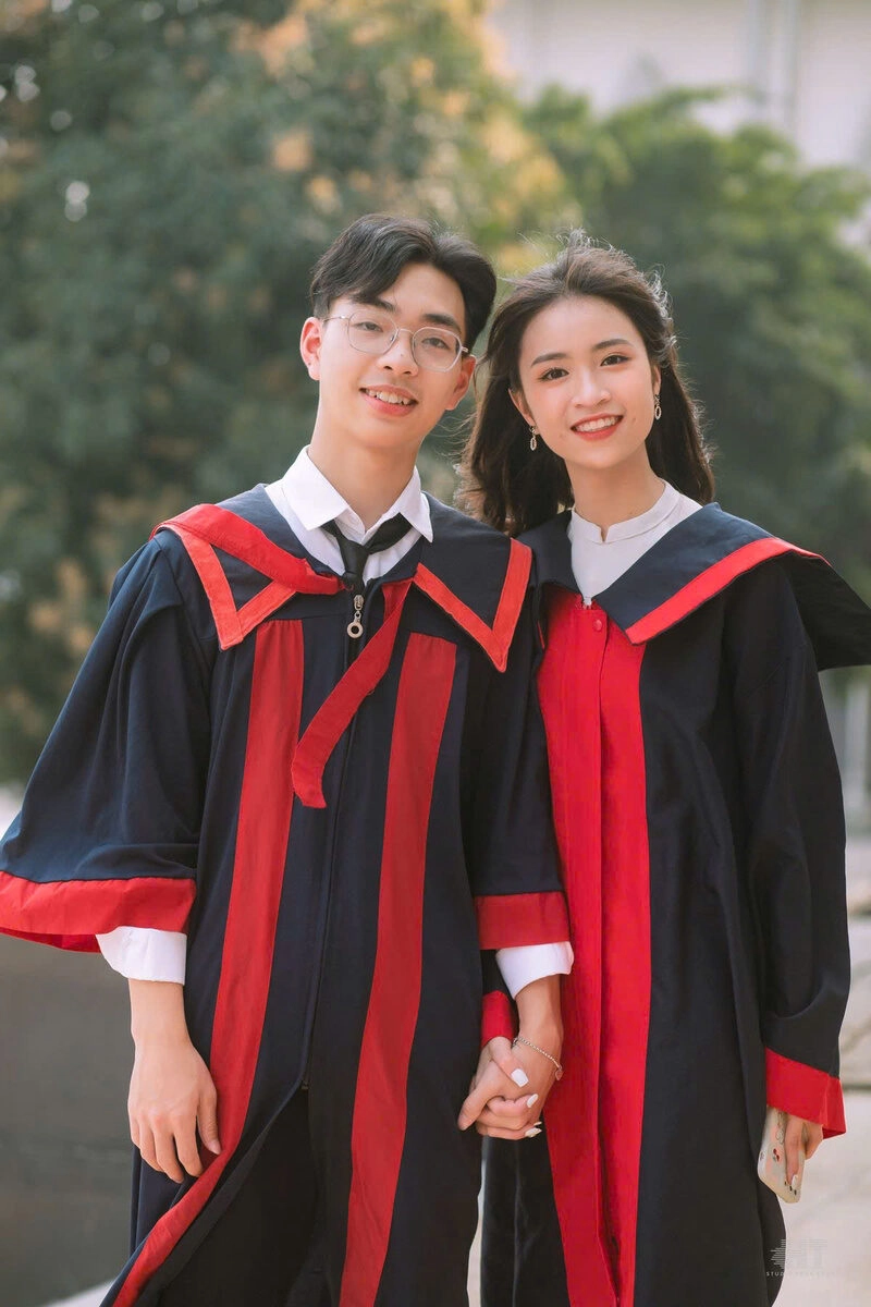 Hình ảnh nắm tay cùng chụp kỉ yếu