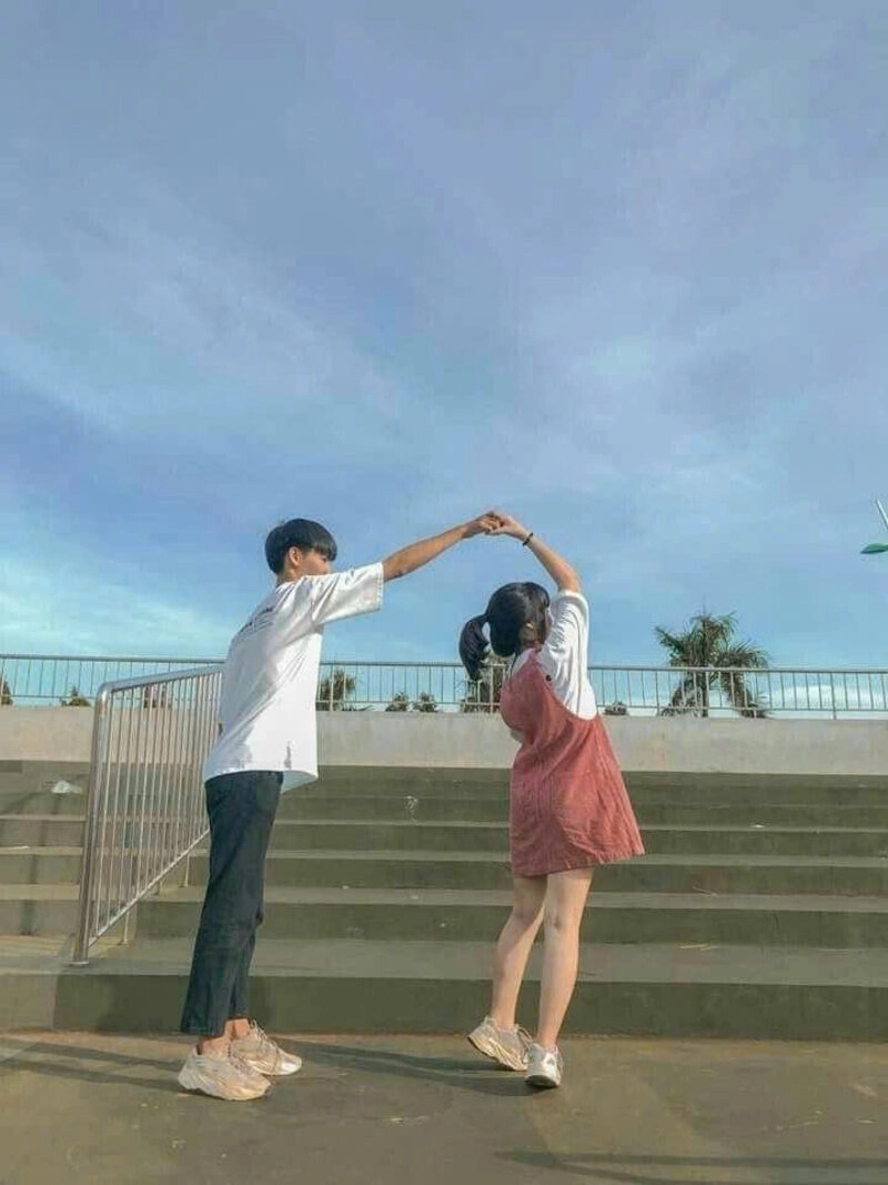 Hình ảnh nắm tay cùng nhau khiêu vũ đẹp