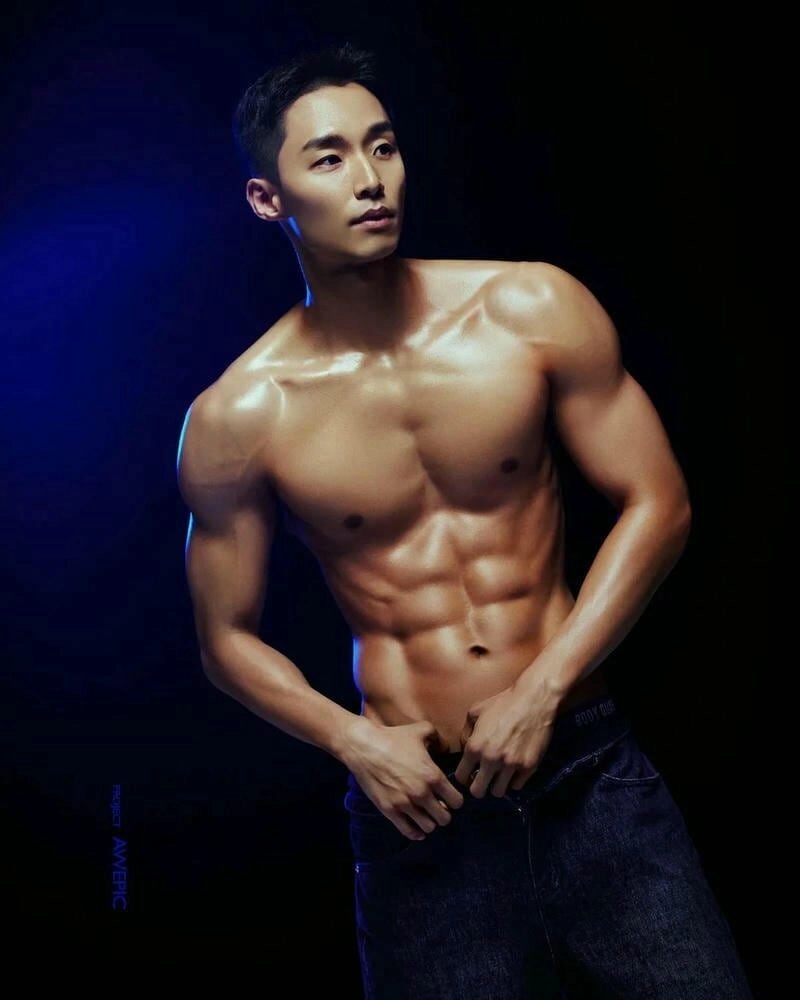 Hình ảnh trai đẹp giấu mặt tạo vẻ lôi cuốn