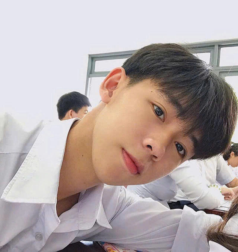 Hình ảnh nam sinh lớp 8 chụp ảnh nghiêng đầu