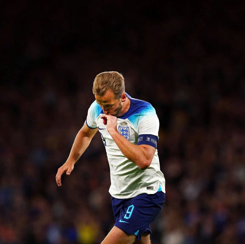 Hình ảnh cầu thủ bóng đá đẹp trai đang chạy trên sân