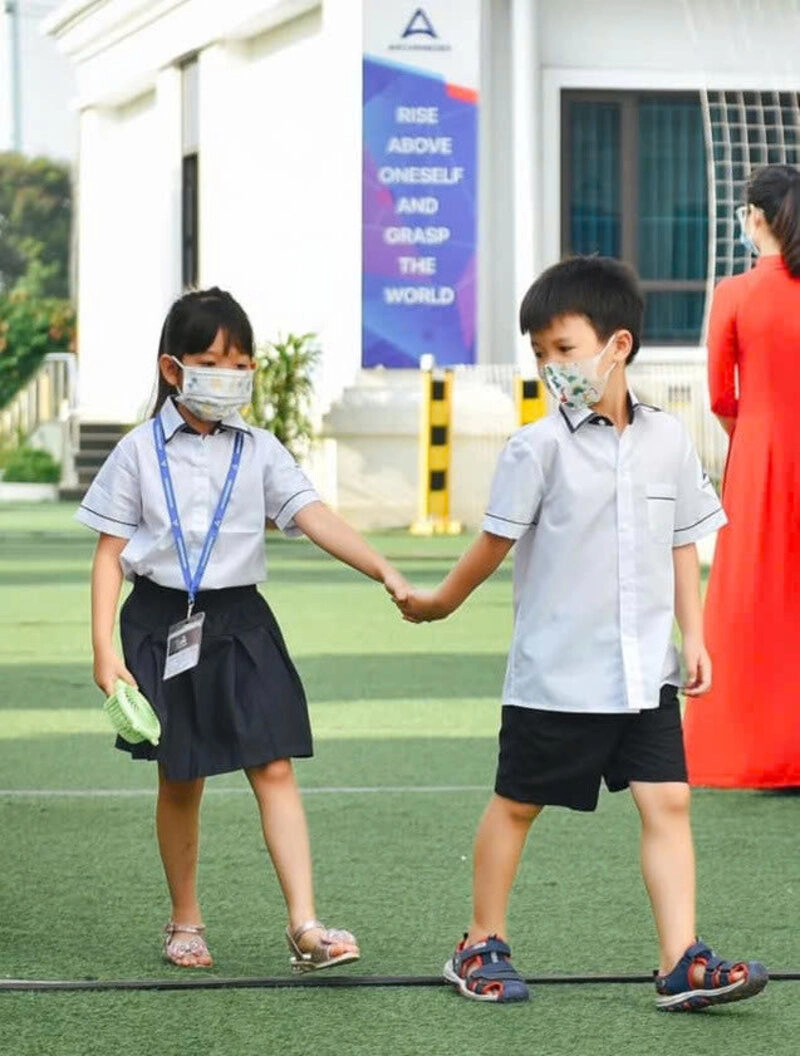 Hình ảnh đôi bạn cùng lớp nắm tay nhau cực dễ thương