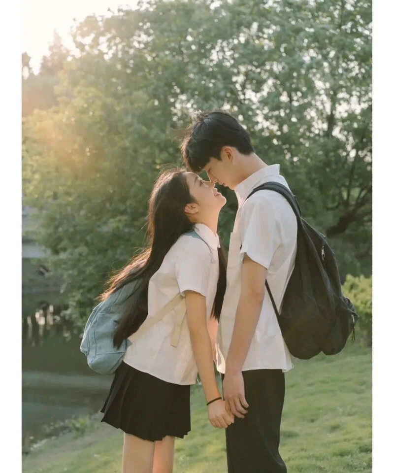 Cùng nhau nắm tay, trán chạm nhau lãng mạn trên sân trường