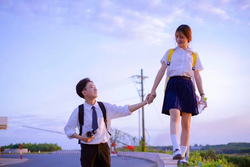 Cùng nhau nắm tay rảo bước trên đường chiều buông