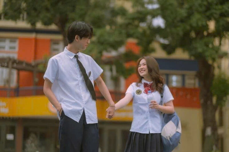 Cùng nhau nắm tay, nhau cười nói vui vẻ