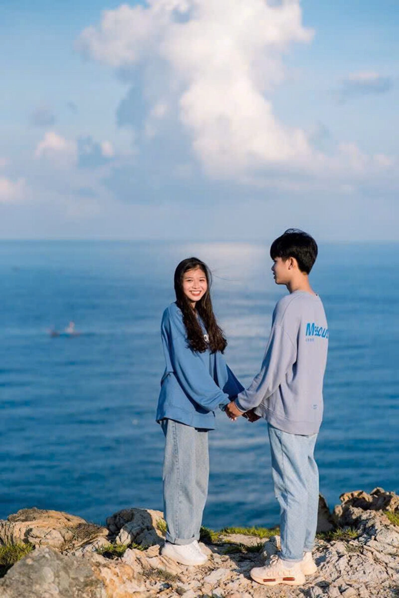 Cùng nhau nắm tay trước biển mênh mông