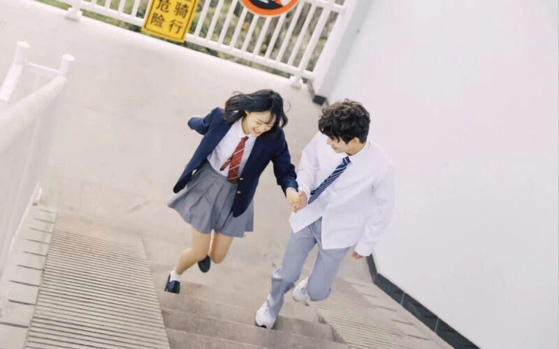 Cùng nhau nắm tay, nhau cười nói vui vẻ chạy về lớp học